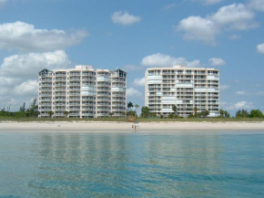 Oceanfront luxury at Hibiscus Breeze, charming 2/2 condo on North Hutchinson Island 3 Month Min